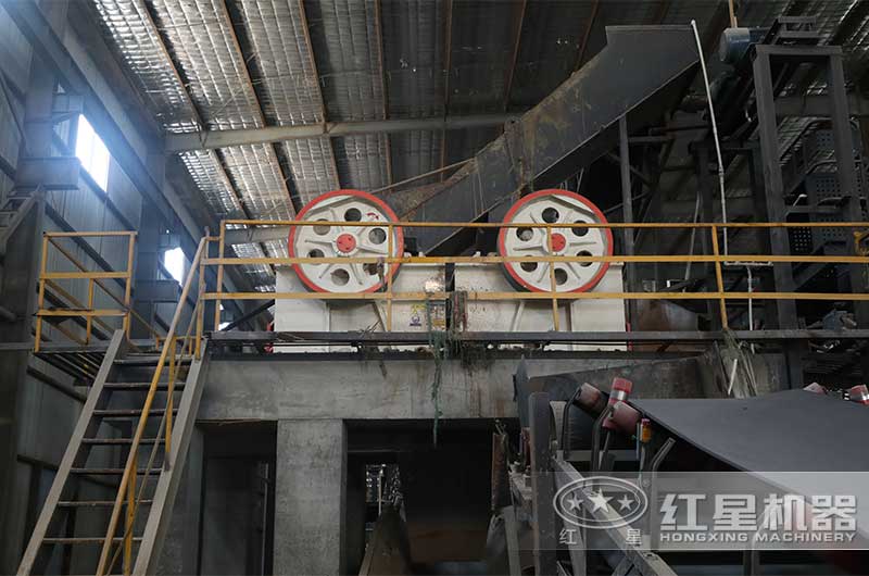 顎式破碎機現(xiàn)場 顎式破碎機現(xiàn)場