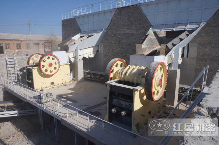 河北制砂生產現場，兩臺顎破同時有效生產